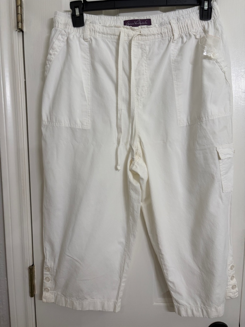 Gloria Vanderbilt White Capri Pants